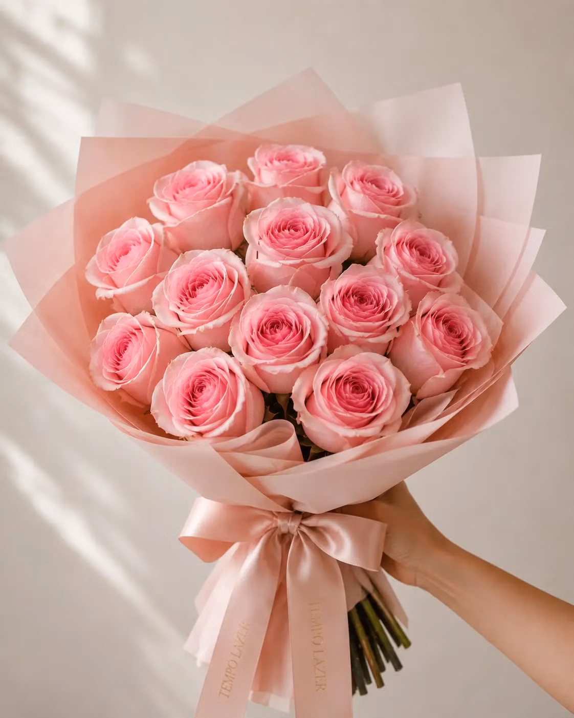 دوازده رز صورتی - دوازده رز صورتی: ساقههای تازه · Tempo Lazer Flowers Studio. | Tempo Lazer Flowers Studio, Washington DC florist