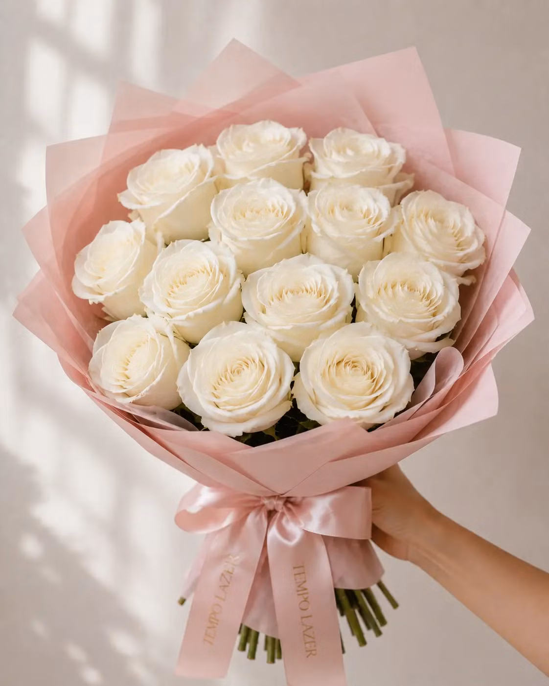 Douzaine de roses blanches - Douzaine de roses blanches: Tiges fraîches · Tempo Lazer Flowers Studio. | Tempo Lazer Flowers Studio, Washington DC florist