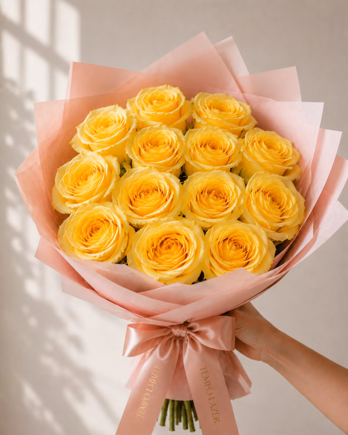 Dozen Yellow Roses - Dozen Yellow Roses: Tallos frescos · Tempo Lazer Flowers Studio. | Tempo Lazer Flowers Studio, Washington DC florist