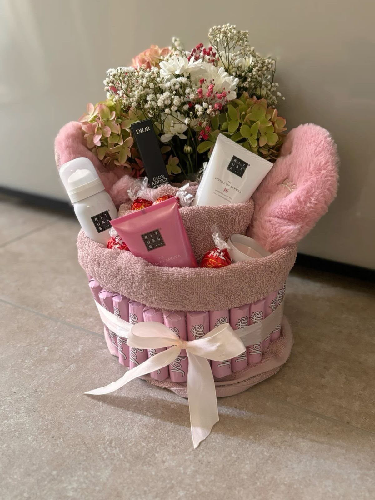 Gift Basket with Flowers, Chocolates, Balloon, Teddy Bear & Beauty Products 🌹🎁 - Gift Basket with Flowers, Chocolates, Balloon, Teddy Bear & Beauty Products 🌹🎁: Arreglo · Tempo Lazer Flowers Studio. | Tempo Lazer Flowers Studio, Washington DC florist