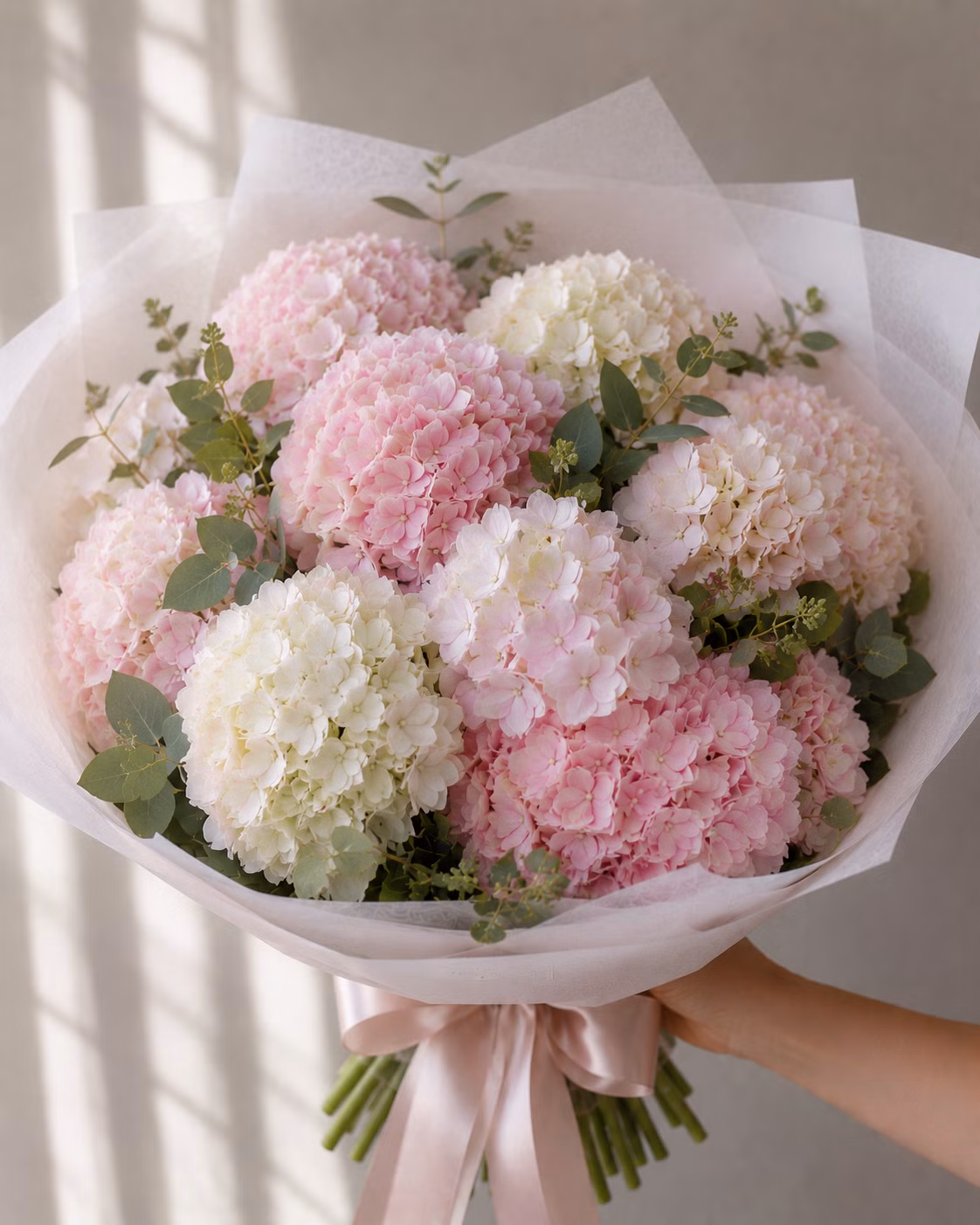 गुलाबी हाइड्रेंजिया - गुलाबी हाइड्रेंजिया: बुके · Tempo Lazer Flowers Studio. | Tempo Lazer Flowers Studio, Washington DC florist
