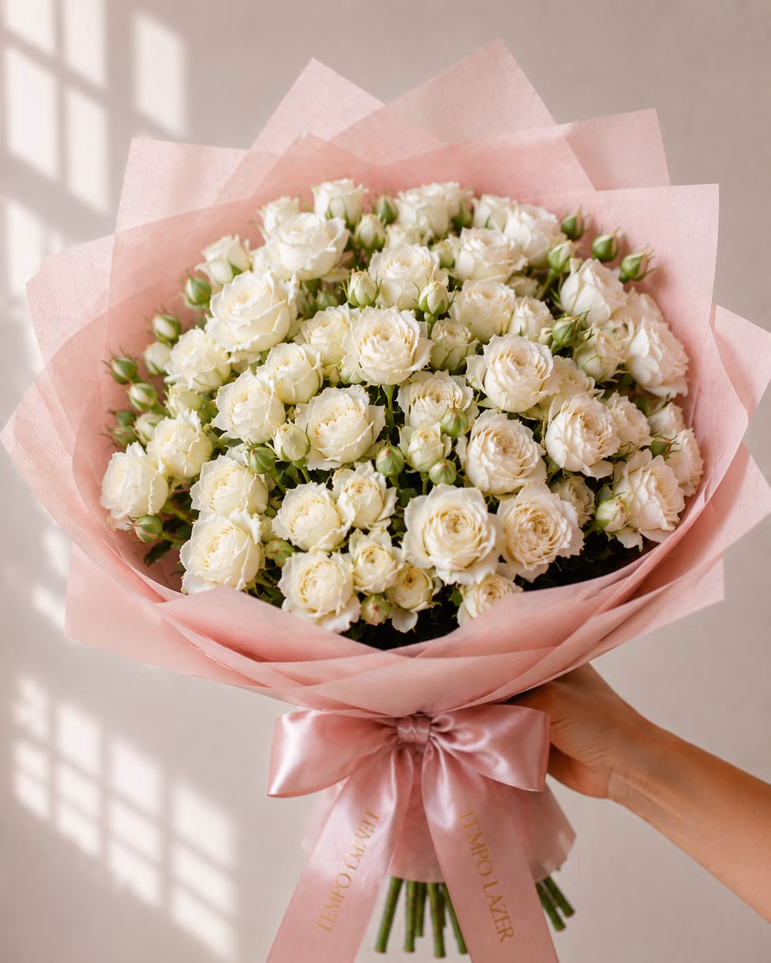 رز اسپری سفید - رز اسپری سفید: دستهگل · Tempo Lazer Flowers Studio. | Tempo Lazer Flowers Studio, Washington DC florist